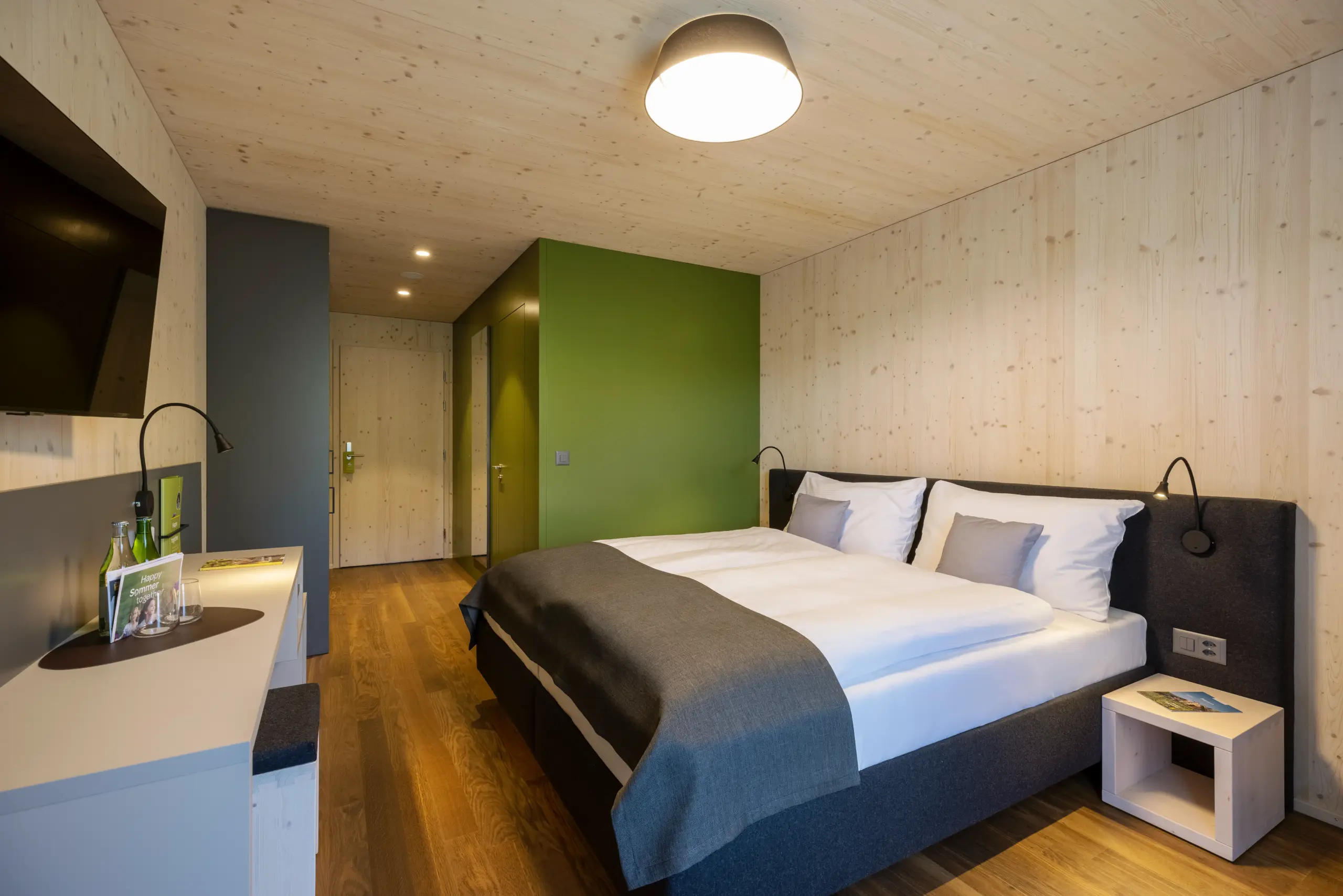 Lifestyle Riverside Zimmer mit modernem Design, Doppelbett und warmen Holzelementen