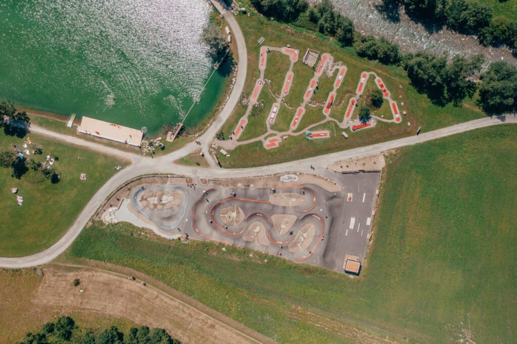 Freizeit in Savognin mit Minigolf, Pumptrack, See und grünen Wiesen in den Bergen
