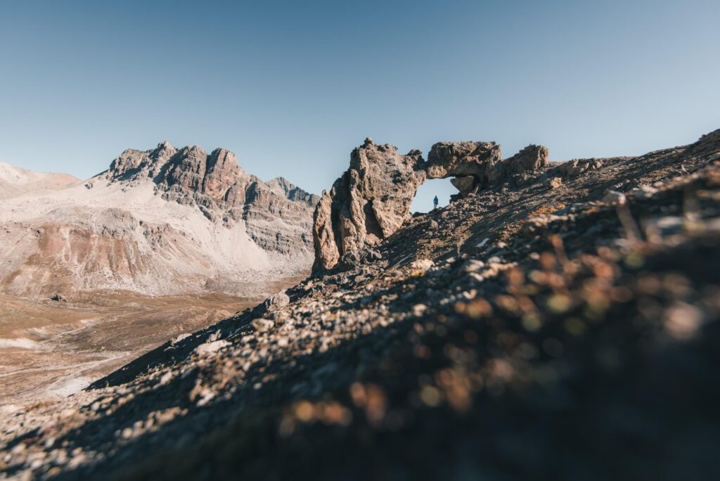 Wanderer in felsiger Berglandschaft oberhalb von Savognin mit weitem Panorama