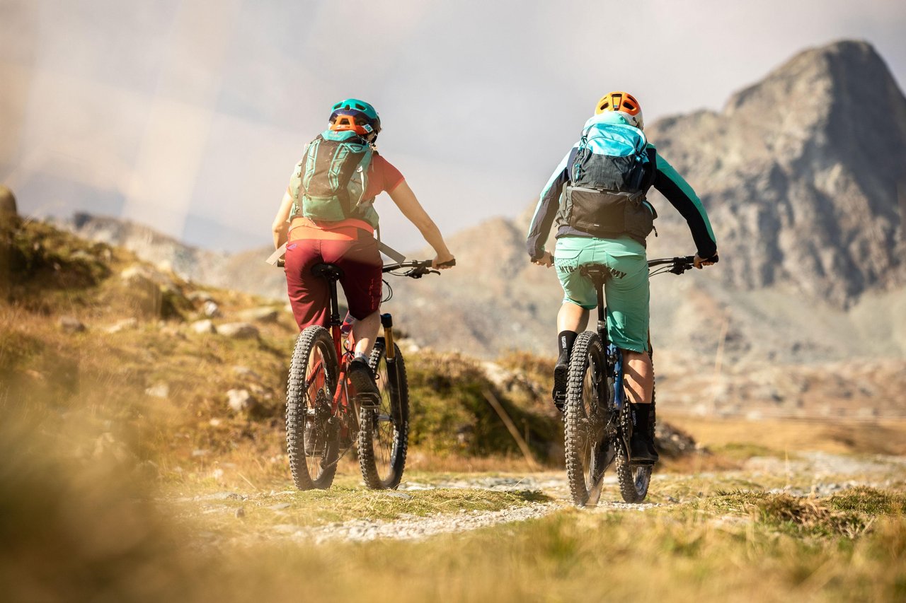 Zwei Mountainbiker unterwegs auf alpinen Trails rund um Savognin in den Bündner Bergen