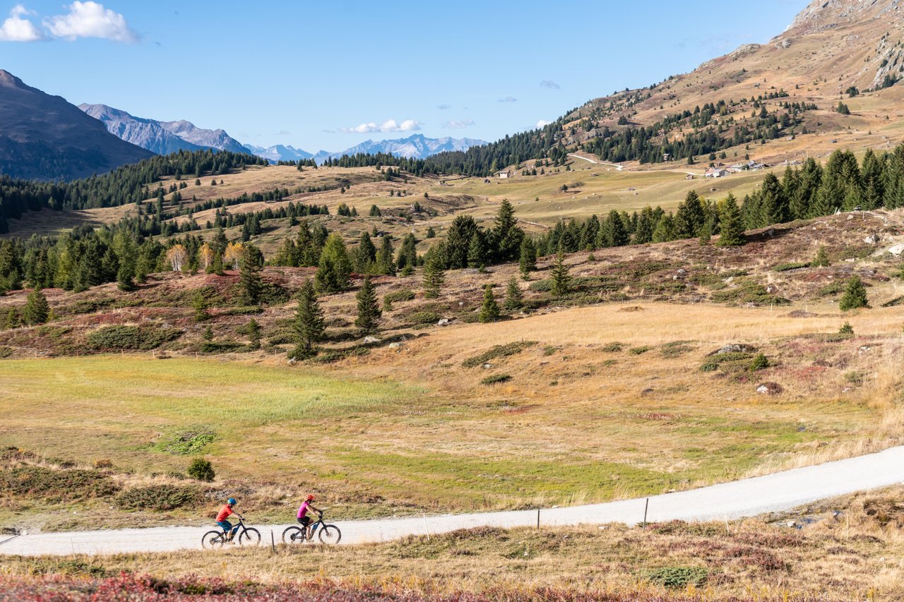 Biker in der alpinen Landschaft rund um Savognin