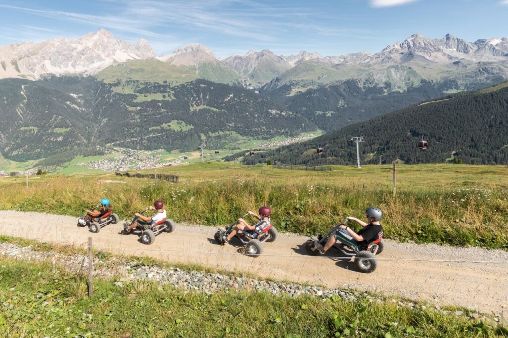 Mountaincart fahren in Savognin mit Blick auf die Bündner Berglandschaft im Sommer