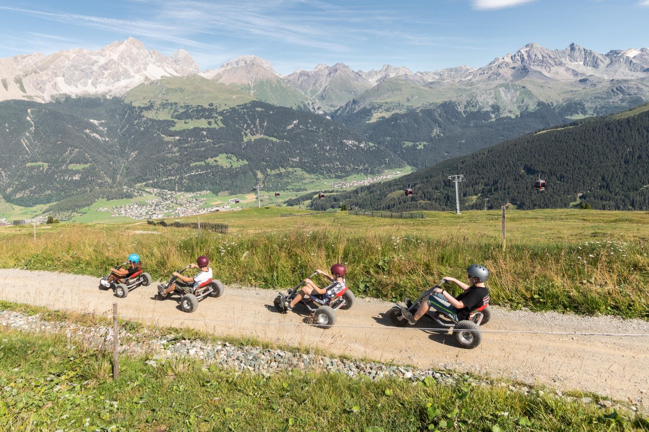 Mountaincart fahren in Savognin mit Blick auf die Bündner Berglandschaft im Sommer