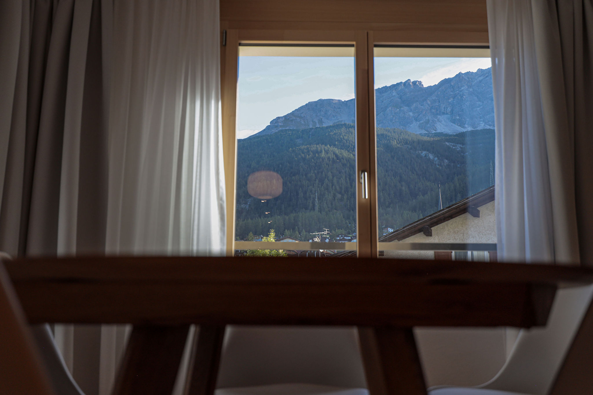Bergblick aus dem Apartment-Fenster – Hotel AVES Savognin