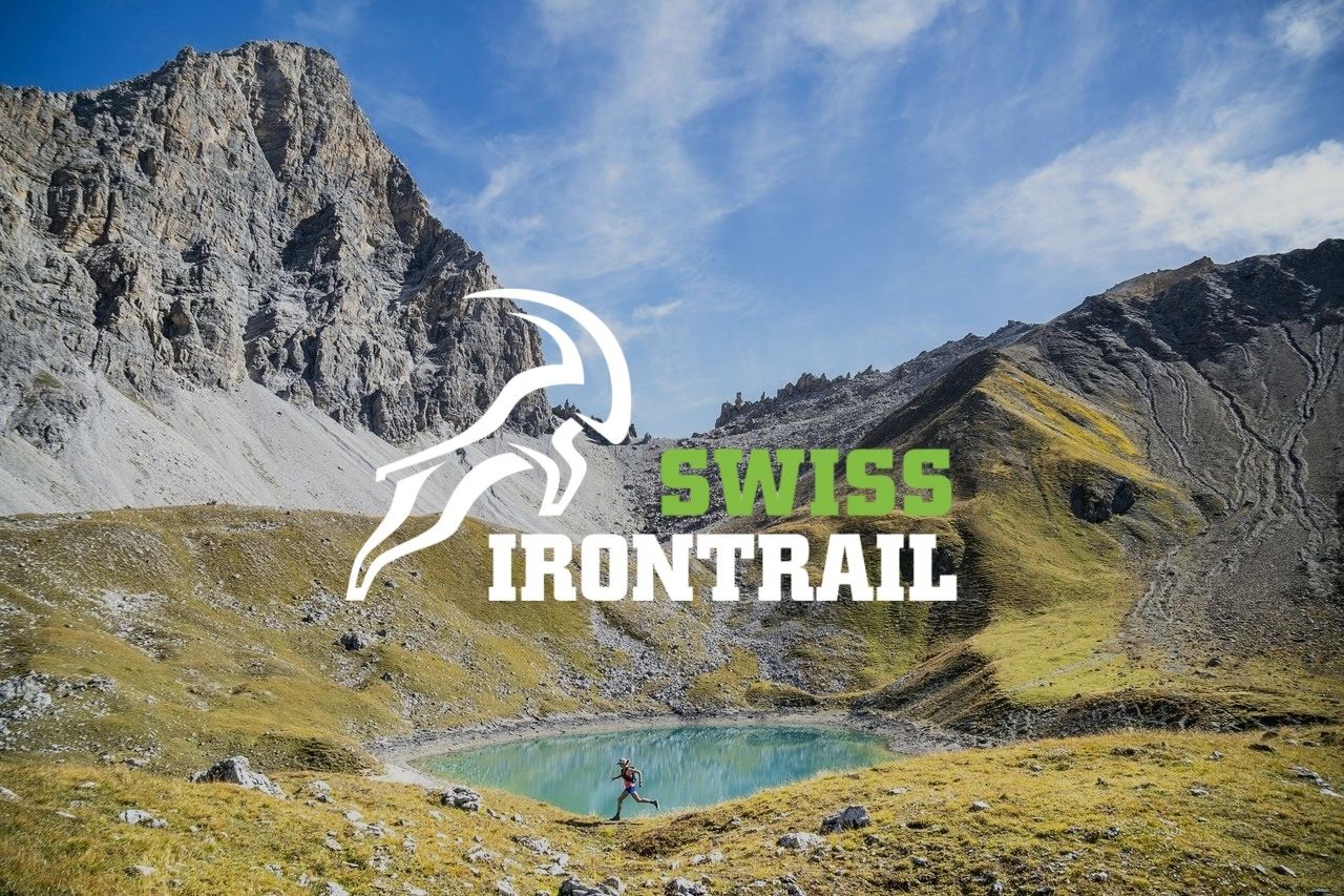 Logo des Swiss Irontrail mit Steinbock vor einer alpinen Berglandschaft, eine Trailläuferin läuft an einem türkisfarbenen Bergsee vorbei